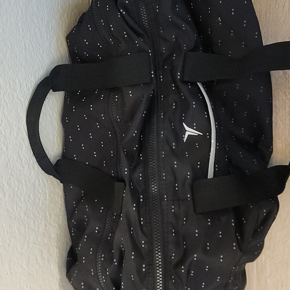 Old Navy Performance Active Duffel Bag with Blue Camo Interior - Picture 4 of 13